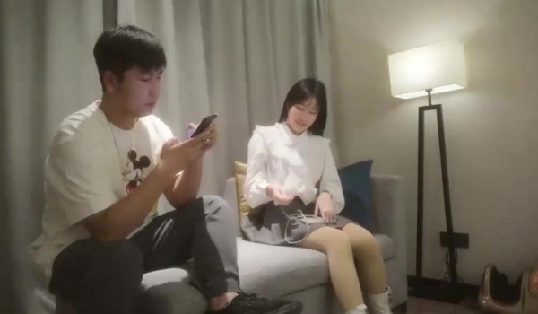 小哥寻花约了个白衣萌妹子酒店啪啪，沙发调情口交猛操后入快速抽插被操的呻吟连连