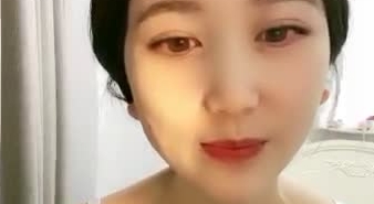 超清纯校花--夏天的夏 ️，颜值、身材让人看了直流口水，声音温柔听她聊天就是心情舒畅，揉奶露毛真
