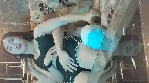 歌厅探花KTV唱唱歌啪啪啪，边唱歌躺在身材揉奶，拨开内裤摸逼，深喉口交活不错，沙发上抽插猛操