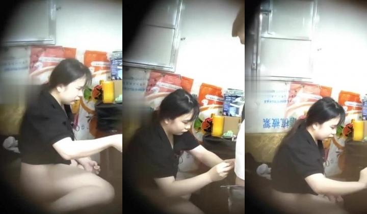 【城中村嫖娼】，丰满大奶小胖妹卖淫，每天迎来送往，皮肤真白，小伙子们一个个的排队