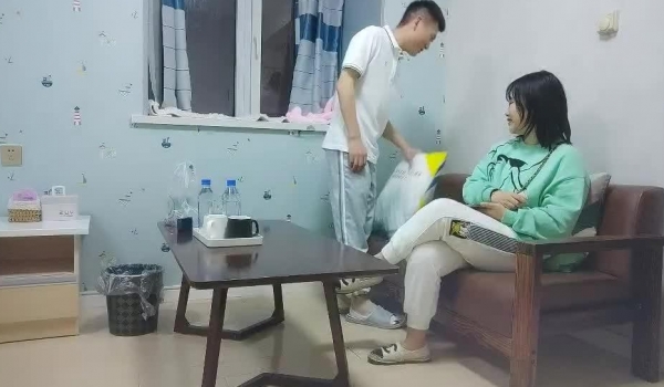 【美男子探花】 小伙约操00后嫩妹，沙发抠穴乳房粉嫩坚挺，啪啪后入正是精神充沛之时