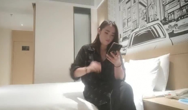 翻车王伟哥洗浴足疗会所撩妹2000元拿下长得像巩俐的离异年轻小骚妇差点又翻车了被发现手机对着床