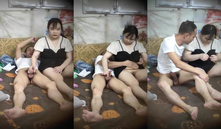 【城中村嫖娼】，丰满大奶小胖妹卖淫，每天迎来送往，皮肤真白，小伙子们一个个的排队