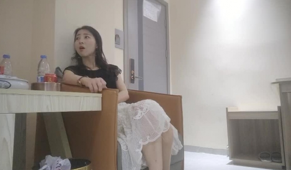 【老马打螺丝】白色长裙极品少妇，韵味十足，撩起裙子揉穴，站立拉着手后入