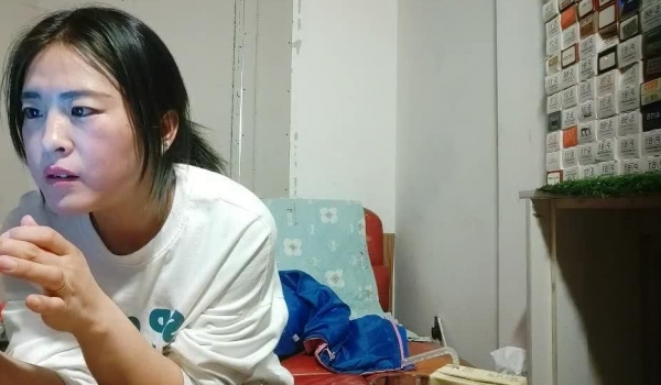 【大内密探008】泡良高手，带良家回宿舍，喝酒聊天多哭了，推到要操逼，扣骚逼振动棒伺候，后入爆操