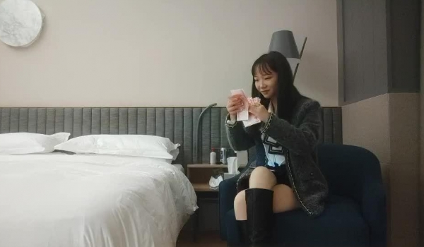 利哥探花 98年小妹年龄不大老卖逼了 逼里白带边操边流