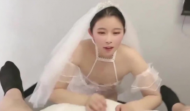 漂亮婚纱美眉 戴个套吧 不用了 给我老公发现的 屁眼塞着肛塞 被无套输出 射了一嘴