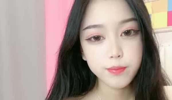 七彩主播 ️鲜奶桃桃 ️ 极品养眼美女、大大眼睛，粉嫩酮体，超顶小骚货，三点尽露，好想插爆她子宫