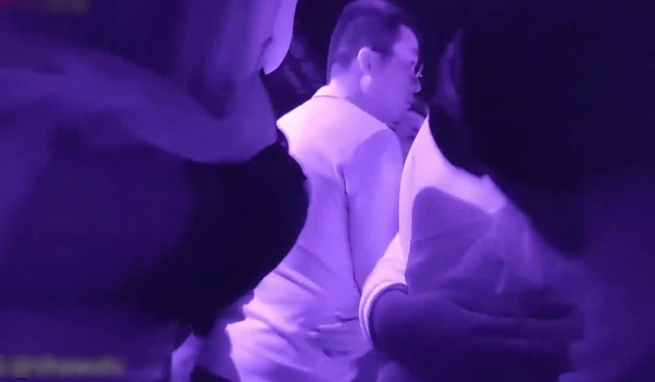 新流出【砂舞厅】 ️西安简爱舞厅内的淫乱的抓奶 抠逼 吃鸡