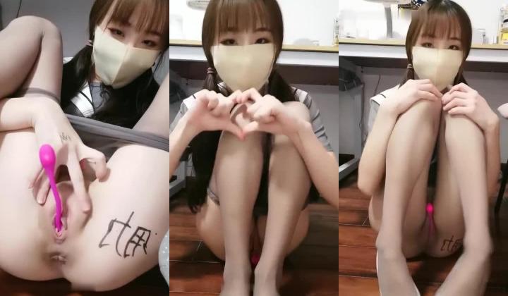 高颜值双马尾白虎萝莉萌妹子自慰啪啪秀 道具JJ抽插跳蛋玩弄美穴被炮友大力抽插