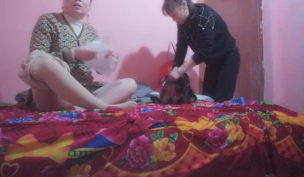 【车轮战干阿姨】，陕西内射探花，下午场，约操大姐姐，居然还是个一线天白虎，小伙体力过人激情暴插骚