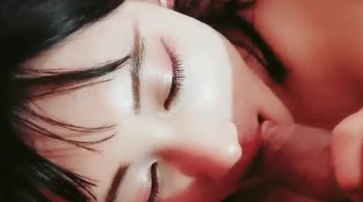 被网友评为奥斯卡影帝『人送外号杨导』约炮高颜值18岁新女友『小吉克隽逸』闭眼享受抽插快感