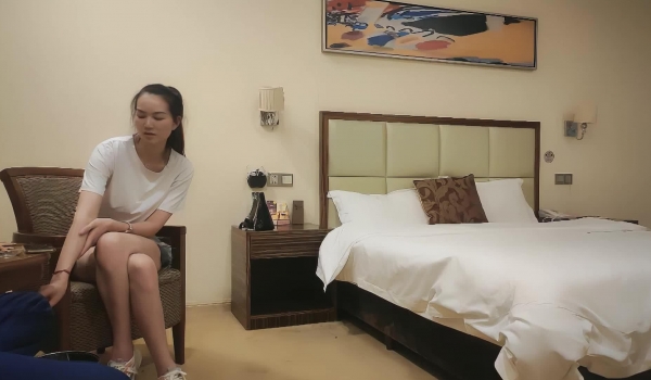 【小马寻欢】，重金忽悠足浴店漂亮小姐姐，酒店开房激情啪啪，风情万种良家范，玉体横陈肆意啪啪好劲爆