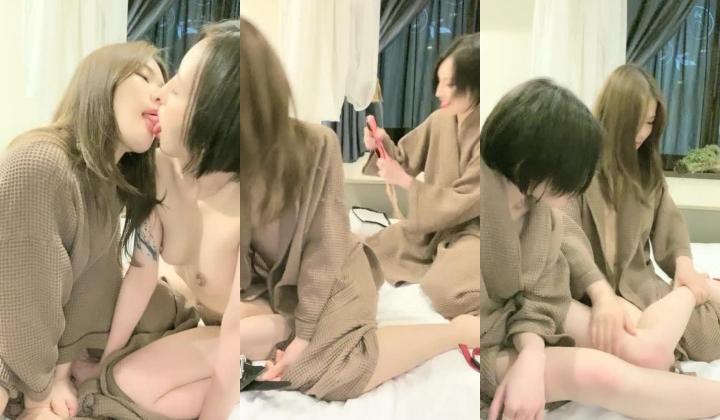 颜值不错的双女姐妹花，女同的诱惑一起磨豆腐，无毛骚逼抠的好刺激，舌吻互相磨豆腐，穿上假鸡巴内裤爆草