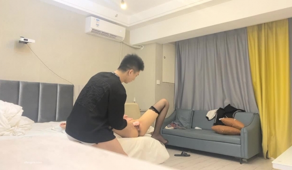 【反差同学探花】，神似郑爽的学生妹，清纯漂亮，粉嫩的小穴水多多，调教偷拍玩弄，精彩刺激必看