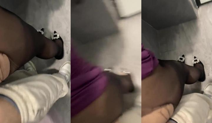 酒吧厕所，紫色包臀裙+黑丝+高跟鞋 自己看吧