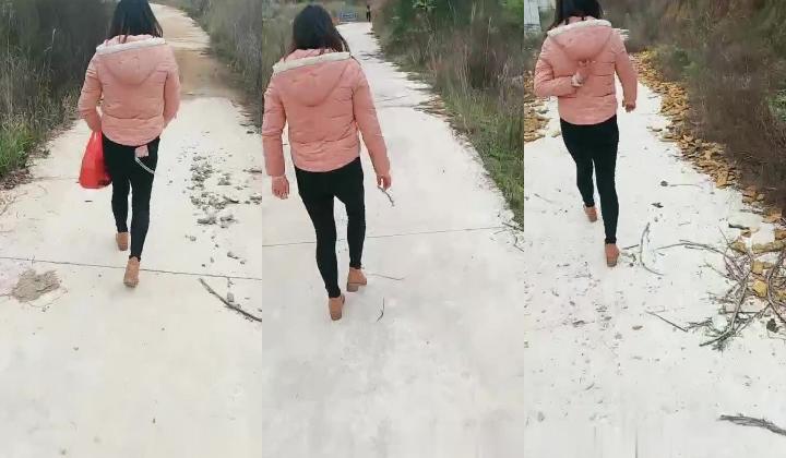 小骚逼户外勾引在工地上干活的大哥，跑到废弃的房子里就口起来，激情后入爆草抽插皮肤白皙逼逼性感，射