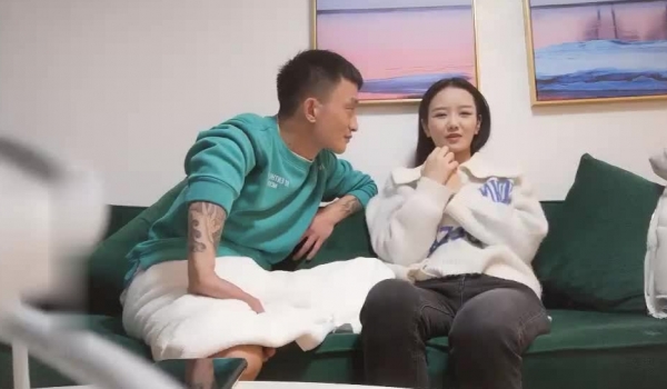 素人打野老嫖约了个颜值不错妹子沙发啪啪，近距离拍摄口交舔弄翘起屁股大力猛操