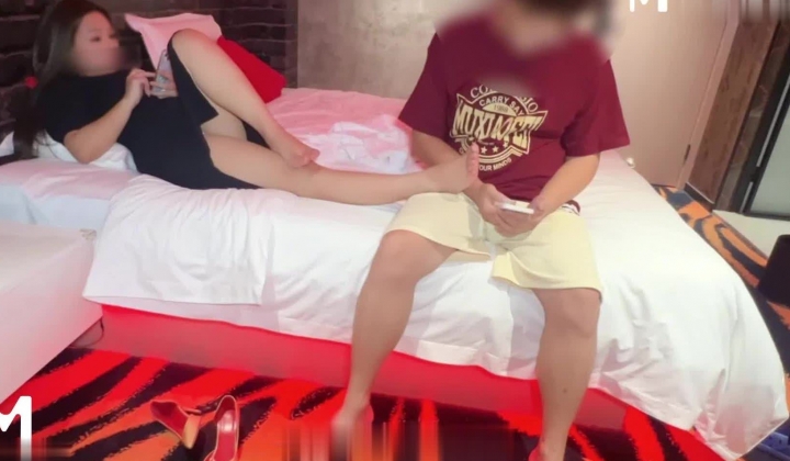 【血缘交融】我被小姨诱骗到酒店解决生理饥渴 全程被压在胯下 摆动腰肢小穴榨精 无法反抗就好好享受