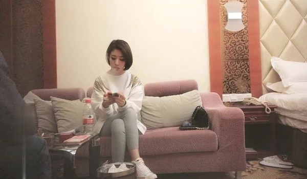 【91沈先生】凌晨场约操气质短发小姐姐，精选新品情趣装，粉嫩鲍鱼细腿美乳，强奸式啪啪后按摩调情观
