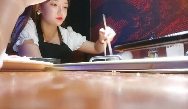专约良家无套内射，极品颜值红唇美女，吃饱喝足回酒店开操，互舔口交骑乘抱着屁股操，抬腿侧入抽插