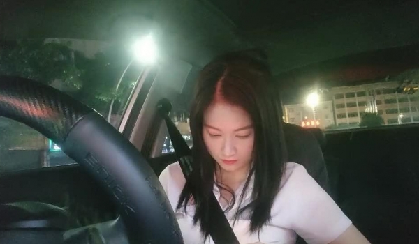 足浴女技师笑嘻嘻的开车回酒店无套啪啪上电视咯