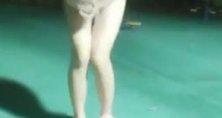 非常随意很屌的女主播户外直播酒吧点男模找少爷全程最后选个年轻小帅锅到居民小区健身器材旁野战对白精