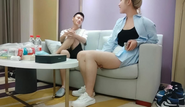 【牛屌探花】，肤白貌美，黑森林骚水不断，极品难遇，直播间强烈要求再搞几次没看够