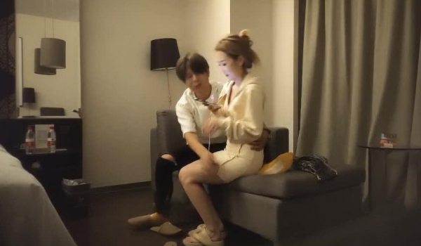 【哥现在只是个传说】再约一个外围，包臀裙美腿，翘起屁股足交，怼着骚穴爆插