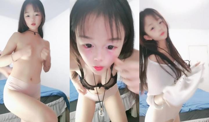 娃娃脸嫩妹妹，娇小身材炮友操逼，舔奶一顿揉，按住双腿，爆操无毛骚穴，从下往上特写视角