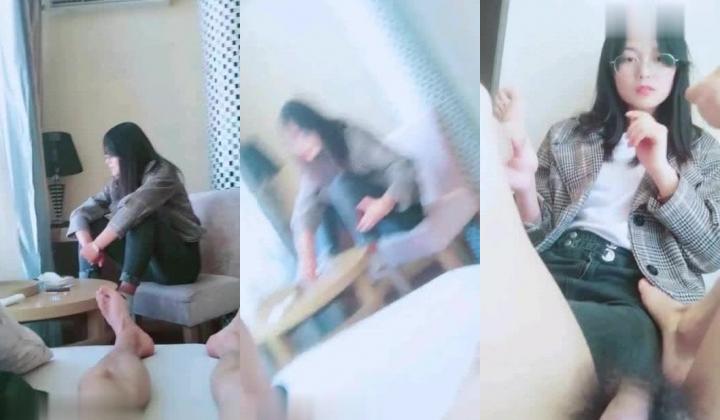 【今晚艹萝莉】在酒店约操清纯眼镜学生妹，刚开始还害羞直接按在窗上扒光，舔穴呻吟真实诱人