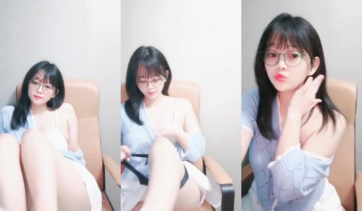 舞蹈生桃子长相清纯完美肥臀嫩妹自慰秀，扭动屁股慢慢脱掉，站立一字马揉搓粉穴，躺沙发掰穴特写手指扣