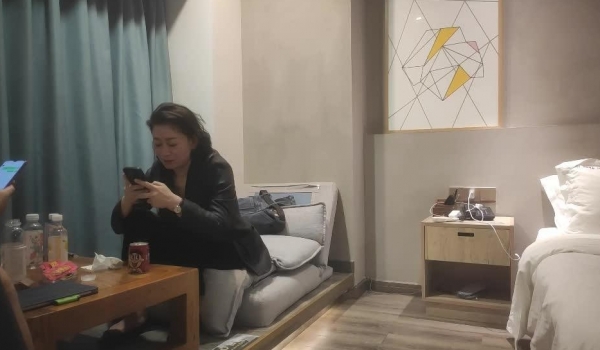 【专搞老阿姨】精品美人妻，找寻母爱的感觉，暴插白臀，这姿势真养眼，浪叫不止荡妇满足