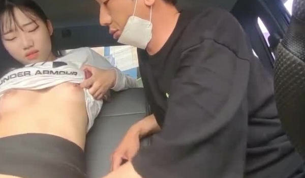 大神也不知用什么方法勾搭到各路漂亮嫩嫩的学生妹 给他口P2，尺度都这么大了 竟然不打炮，就舔撸，