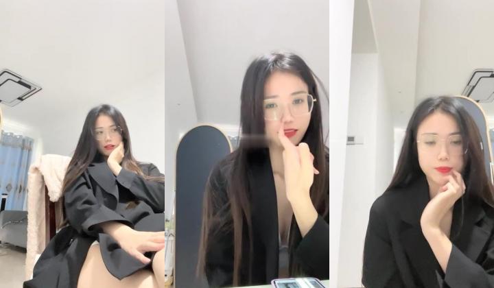 校花学姐好美啊，【听者貌貌】，主打的就是一个清纯，这个年纪的肉体怎能不炸裂，粉嘟嘟，白嫩，肥美的