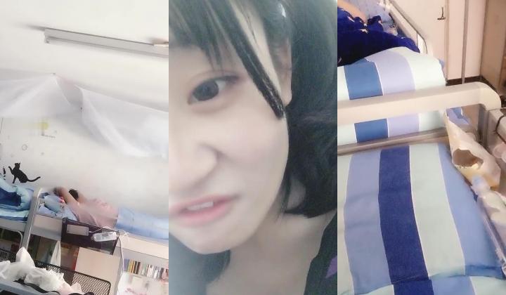 天然巨乳K罩杯二次元少女，寝室室友都盖被子午休了，白色丝袜露出两只大奶子自摸，时不时拍下室友睡觉