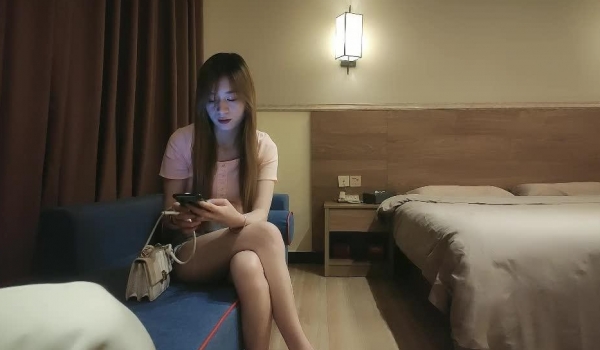 小马丶寻花深夜激情大长腿蜜桃臀妹纸，苗条身材扶着屁股摩擦调情，舔硬骑上来自己动，后入撞击爽翻天