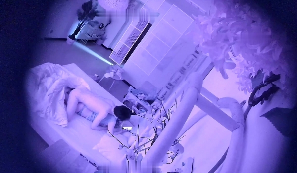 酒店偷拍 反差婊眼镜骚女让男友帮自己自慰男友双管齐下翻身上马一番