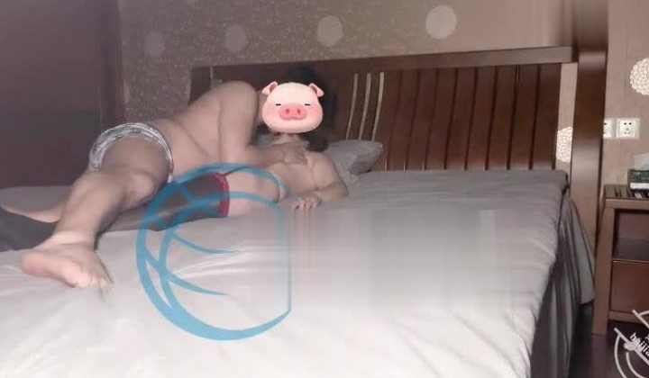 海角大神『丰乳肥臀的姐姐』给妹妹舔穴妹妹疯狂喷水