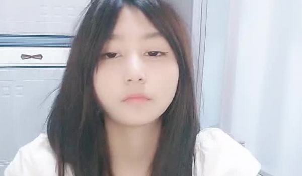 00后姑娘，三女一男一个房间露脸出境，在好姐妹的注视下舔弄大鸡巴，激情上位，粉嫩嫩的骚穴特写展示