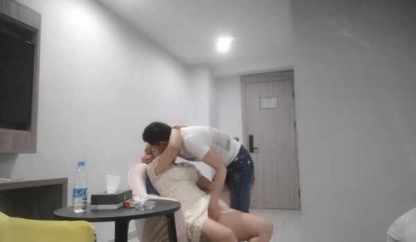 翻车王伟哥足浴会所撩妹宾馆开房第一个没成第二个黄发妹子砸了几千成功约到外面开房啪啪