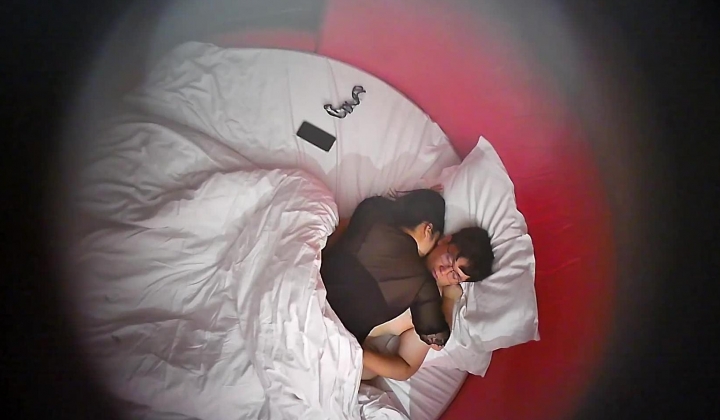 白皙大奶小少妇穿着情趣内衣偷情估计是做贼心虚老是对着镜头看