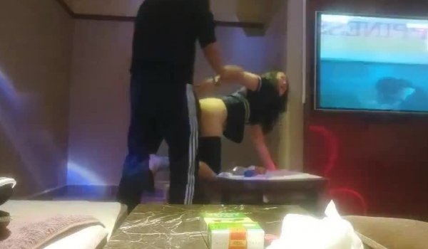 休闲按摩会所的特殊服务，趁着女技师唱歌扣她穴洒了一地淫水 唱到高潮插再她美穴功力深厚