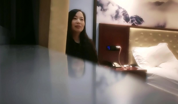 【良家故事】偷拍 网恋 中年良家妇女收割机，人妻出轨，有聊天记录，酒店脱光享受偷情