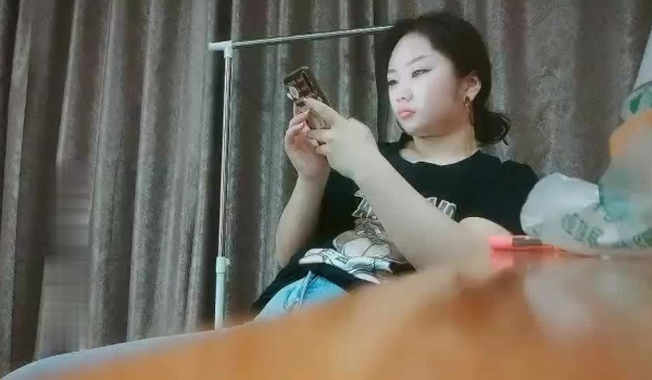 妹子的屄毛挺黑 射精射到屄毛上让妹子用纸使劲擦