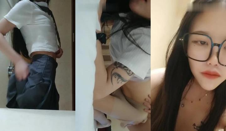 年轻学妹露脸宾馆勾搭小哥，不断刺激小哥的鸡巴跳弹自慰肉丝情趣，让小哥摸奶子衣服都没脱完就草上了真刺激