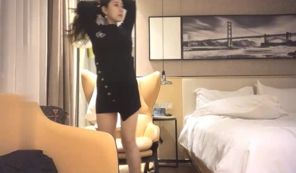 肌肉佬I寻花约了个肉肉身材黑衣少妇啪啪，椅子上扣逼玩弄口交按着抽插猛操