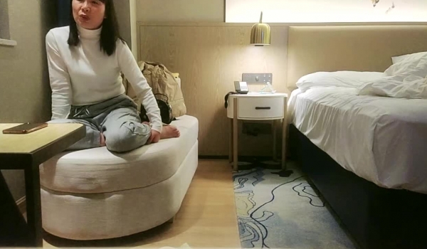 良家故事偷拍网恋中年良家妇女收割机白毛衣少妇
