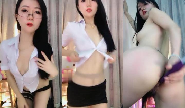 黑丝高跟颜值御姐全程露脸镜头前的诱惑，情趣装各种道具玩弄骚穴和菊花，高潮喷水，微SM情趣淫声荡语
