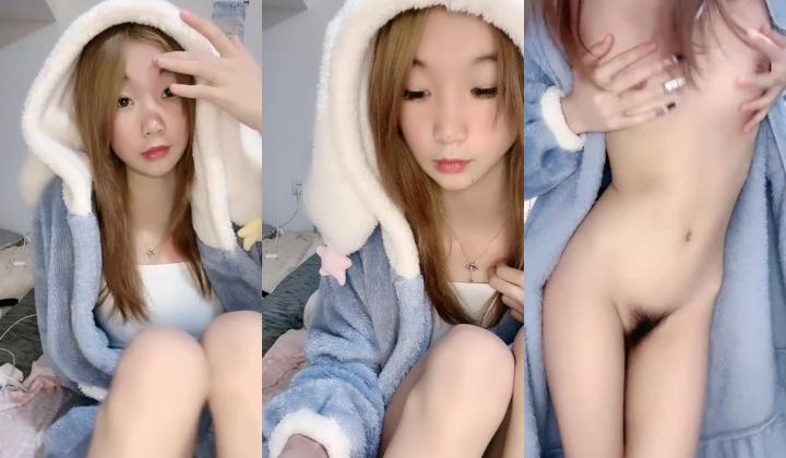 甜美00后美少女！近期下海收费房！贫乳奶子小葡萄，翘起屁股嫩穴，妹子有点廋，不怎么会秀
